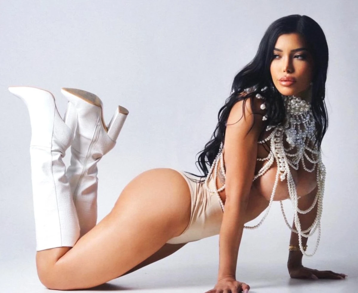 Adriana escort in Paris