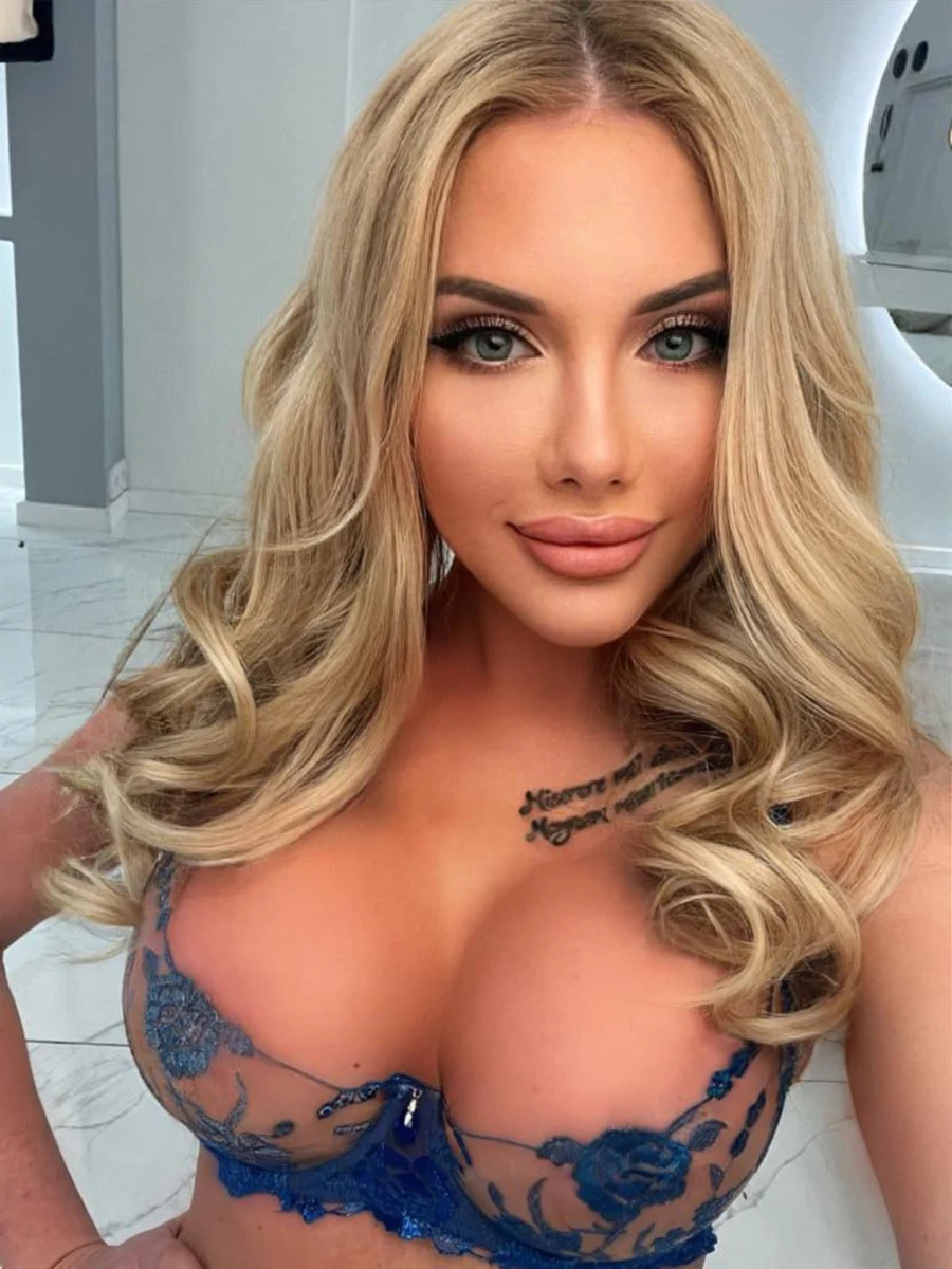 Avalina escort in Paris