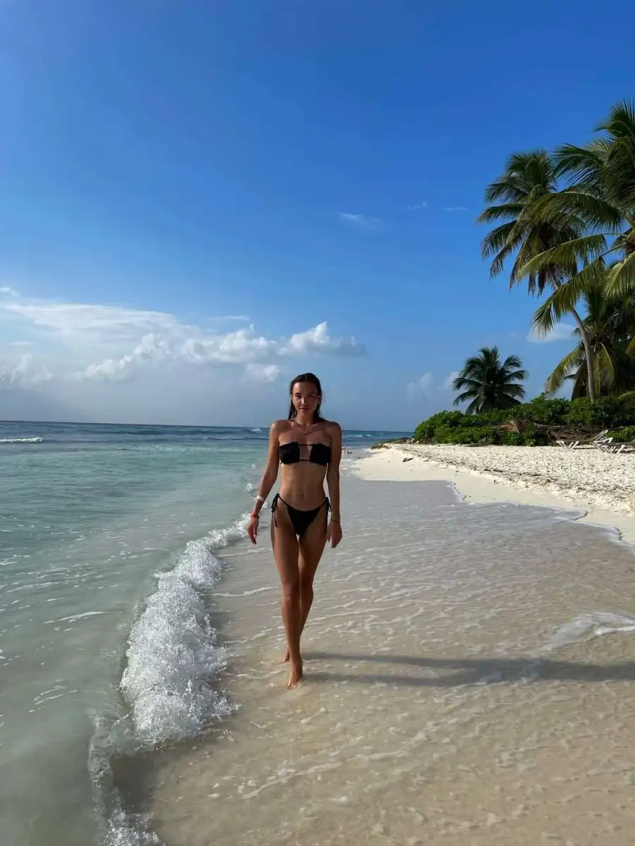 Elya escort in Paris