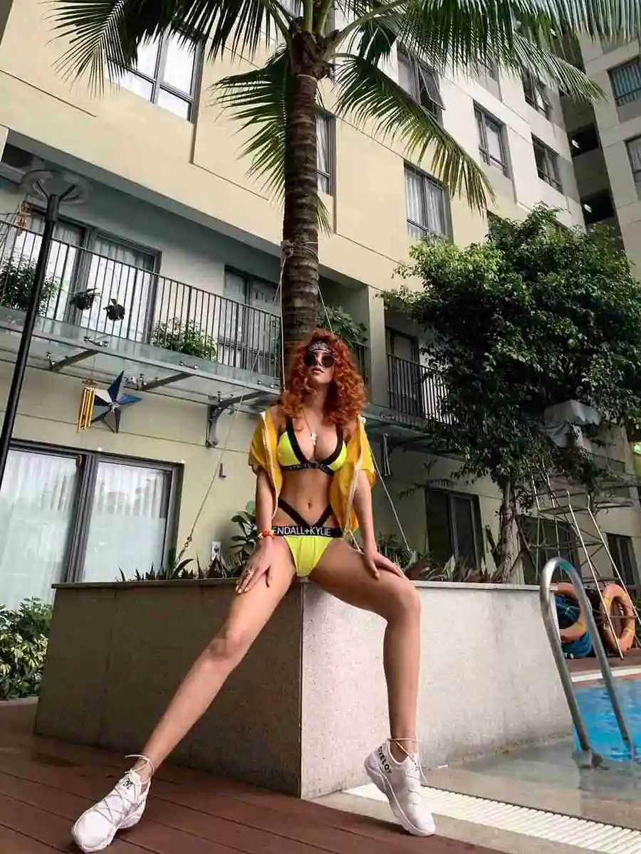 Emma escort in Paris