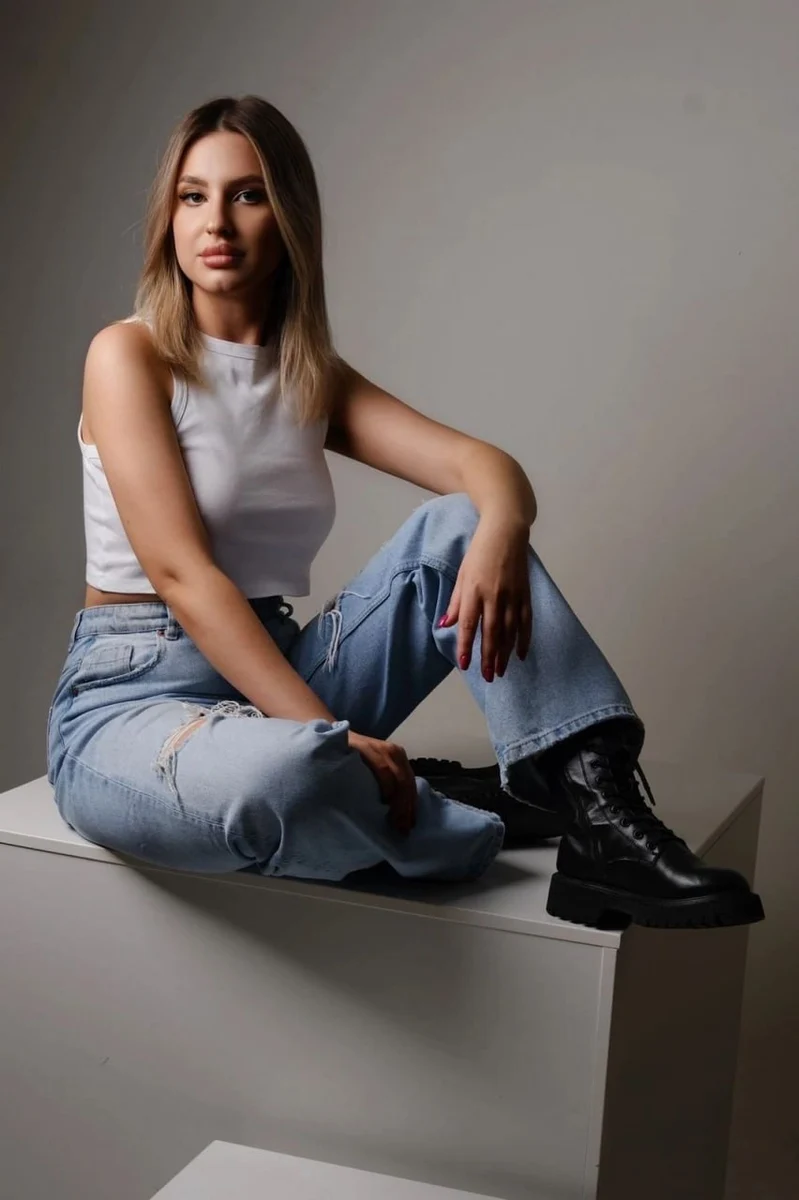 Evelina escort in Paris