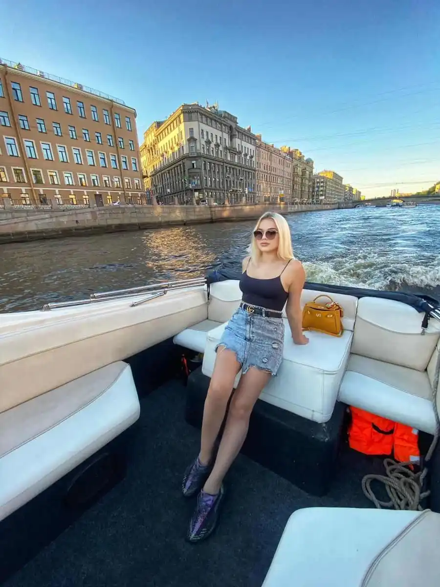 Lela escort in Paris