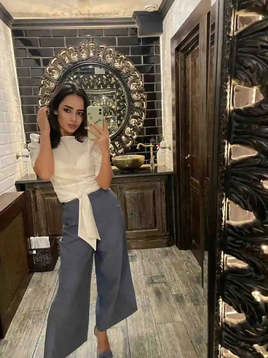 Zarina escort in Paris