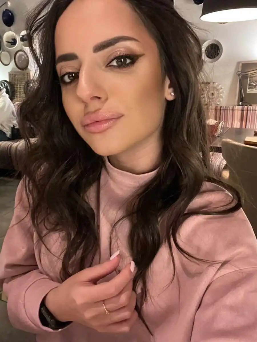 Zarina escort in Paris