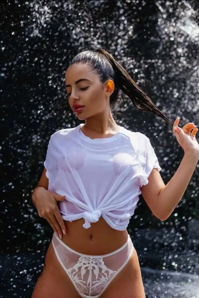 Zarina escort in Paris